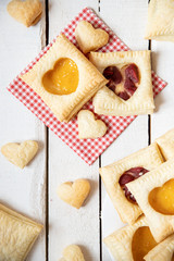 gebackene gefüllte Blätterteigtaschen mit Früchten wie Erdbeeren und Pudding