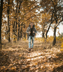 Fototapeta premium Backpacker Spaceruje W Jesiennym Lesie