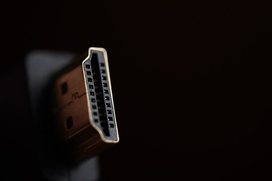 HDMI Kabel Stecker vor schwarzem Hintergrund Technik Cable