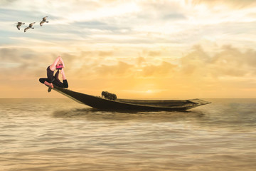 Yoga sulla barca al tramonto