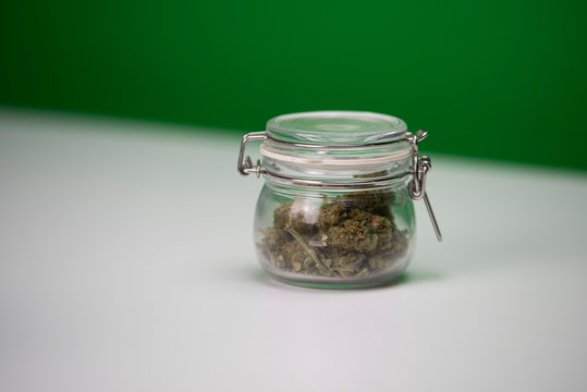 Cogollos de marihuana en un bote herm&eacute;tico