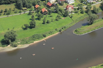 Schlauchboot paddeln auf der Elbe
