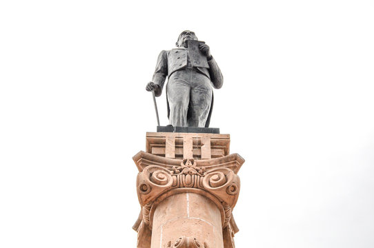 Estatua sobre columna