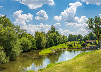 Flußlandschaft an der Kammel in Remshart-Rettenbach bei Günzburg, Bayern