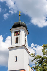 Zwiebelturm der katholischen Friedhofskapelle St. Leonhard in Burgau - Remshart