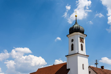 Zwiebelturm der katholischen Friedhofskapelle St. Leonhard in Burgau - Remshart