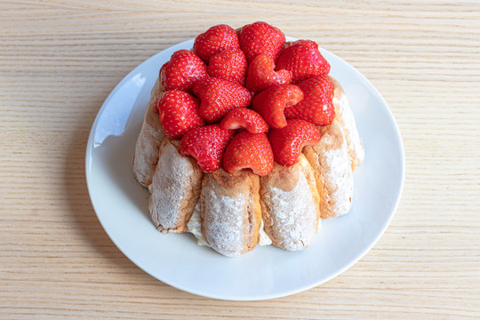 Pâtisserie charlotte aux fraises
