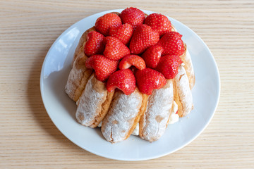 Pâtisserie charlotte aux fraises