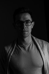 Męski portret czarno biały okulary © robertpstryka