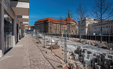 Baustelle an einem neuen Gehweg zwischen den Neubauten am Humboldthafen in Berlin