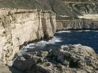 Acantilados de la costa maltesa, donde rompen las olas del Mediterráneo, isla de Gozo