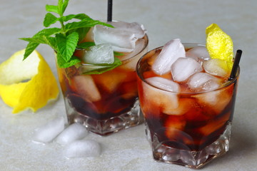 vermú con mucho hielo, menta y limón, bebida alcohólica refrescante de verano