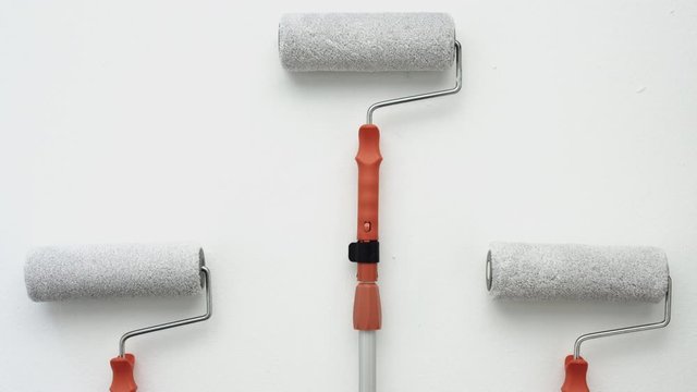 Farbrollen rollen ohne Farbe auf wei&szlig;er Wand