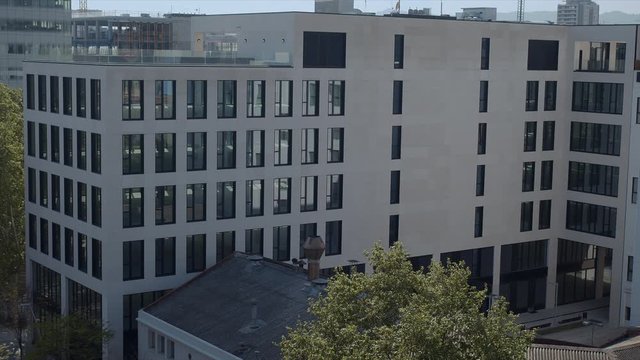 Zona Comercial de Pueblo nuevo (Poble Nou) en Barcelona, zona de oficinas, con la torre Agbar, vistas desde la azotea