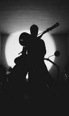 Silhueta de homem e moto na garagem