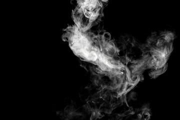 Fumée blanche isolée sur fond noir