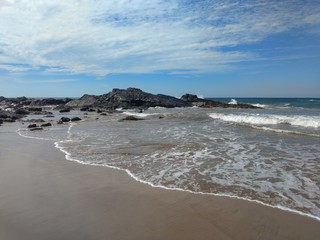 sol, arena, mar, rocas. 