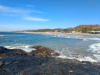 sol, arena, mar, rocas. 
