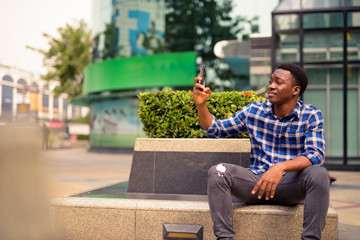 Obraz premium Young handsome African man exploring the city