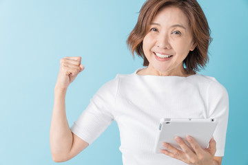 タブレットを見るシニア女性