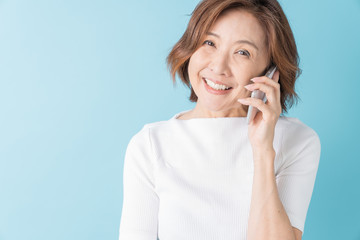 Fototapeta premium 電話をするシニア女性