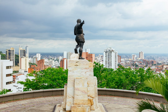 Monumento a Sebasti&aacute;n de Belalc&aacute;zar y al fondo la ciudad de Cali Colombia