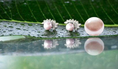 Obraz na płótnie Canvas Real pearls Selected, beautiful color, laying on the ground, with reflection 