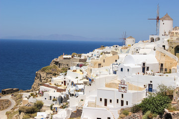 Fototapeta premium Oia village view on a sunny day. Santorini, Greece