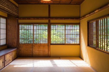 日射しの射し込む和室