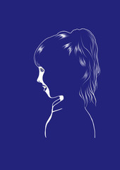 照明にあたり微笑む少女