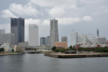 Obraz premium Cloudy sky and harbor