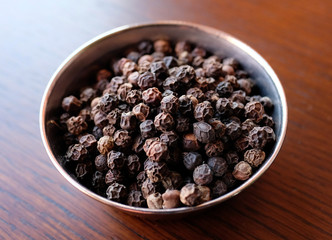 黒胡椒。ブラックペッパー。香辛料(スパイス)。Black Pepper on a old wooden table