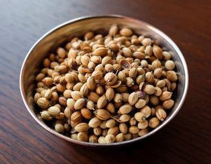 コリアンダーシード。香辛料(スパイス)。Coriander seed on a old wooden table