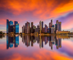 Fototapeta premium Singapur 2017 dramatyczne niebo w centralnej dzielnicy biznesowej wygląda z Marina Bay Sands