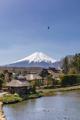 富士山と日本家屋