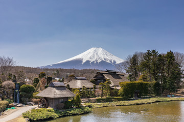 富士山と日本家屋
