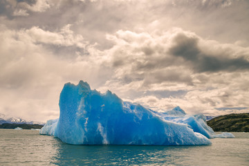Fototapeta na wymiar la magnifica patagonia argentina, increible