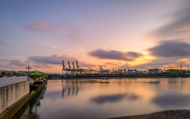 Fototapeta premium SIngapore 2017 Sunrise at Brani Terminal look from Sentosa Gateway
