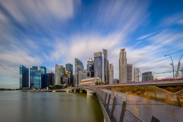 Naklejka premium Singapore 2018 Early morning at Marina bay with dramatic blue sky