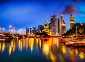 Fototapeta premium Singapore 2018 blue hour at Queen Elizabeth Walk over look to singapore central business district
