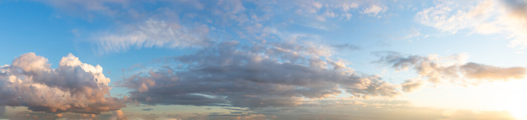 Obraz premium Piękny panoramiczny widok na Cloudscape podczas kolorowego zachodu lub wschodu słońca. Zrobiono na zachodnim wybrzeżu Kolumbii Brytyjskiej w Kanadzie.