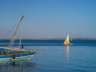 Pirogues à voile, vue depuis le port de Mahajanga - Madagascar.