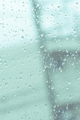 雨で濡れた窓ガラス