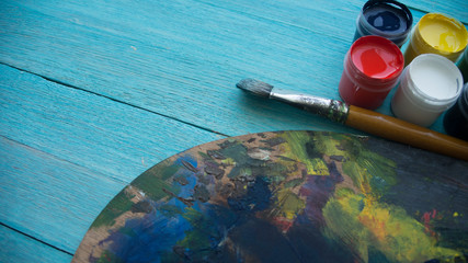 palette brushes wooden background