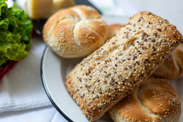 Pan recién horneado y listo para tomar en el desayuno o la comida.