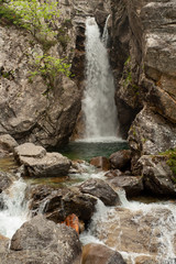 Cascada Salto del Pino sobre el río Caldarés en la ruta del Balneario de Panticosa a los Ibones de Bachimaña.