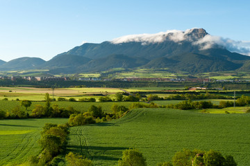 Vista del Campo de Jaca y Peña Oroel (1.769 m) en primavera.