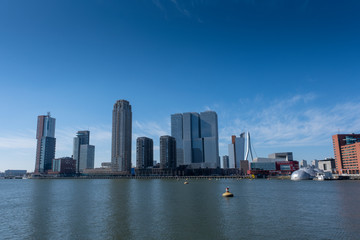 Fototapeta premium Rotterdam Skyline z mostem Erasmusbrug o zachodzie słońca rano w Rotterdamie, Holandia