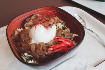 Boiled beef rice with soy sauce and soft-boiled eggs are prepared for customers because it is a popular menu.