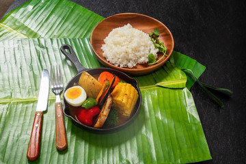 野菜カレー Vegetable curry made in an iron pan